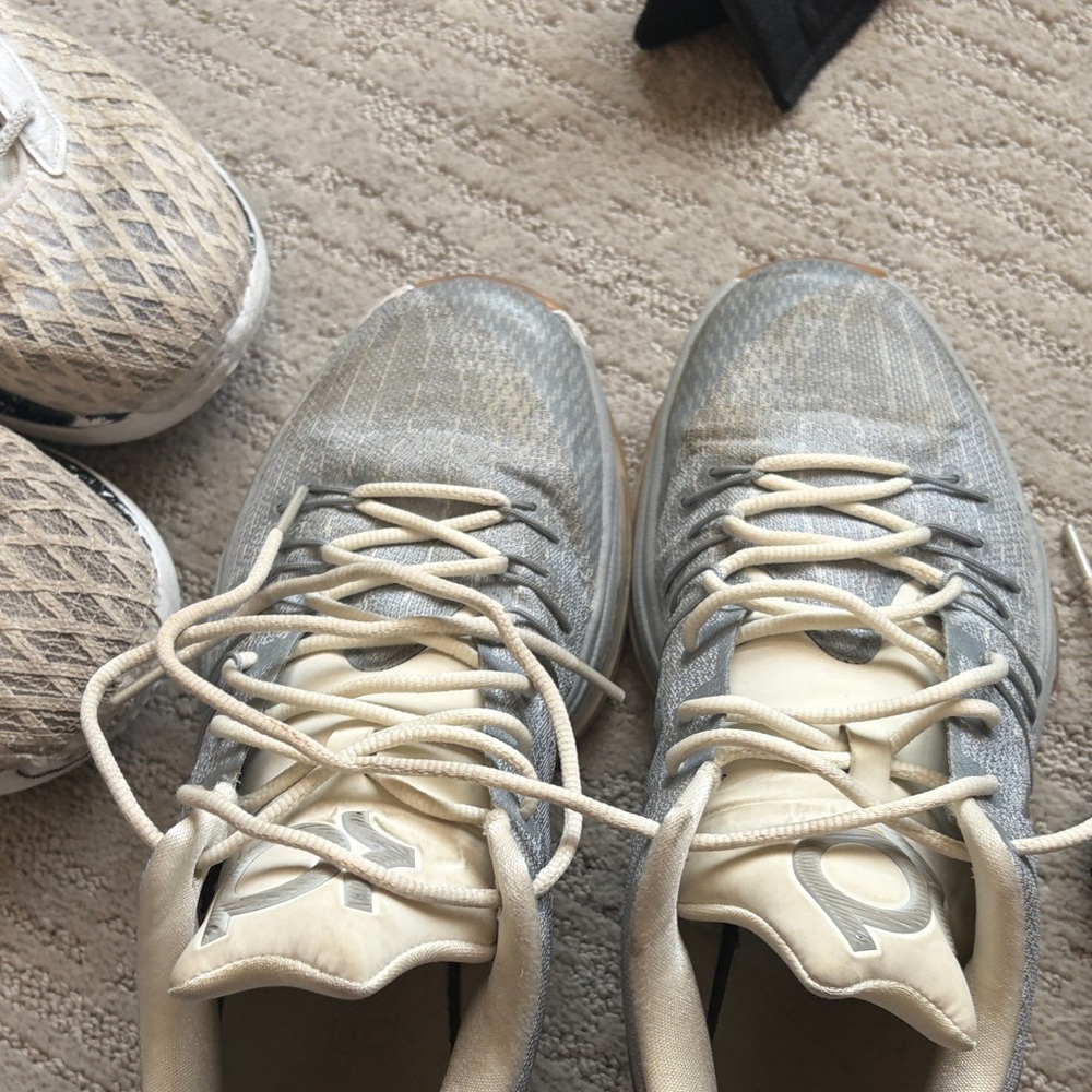 Nike Men Athletic Shoes Gray and Cream